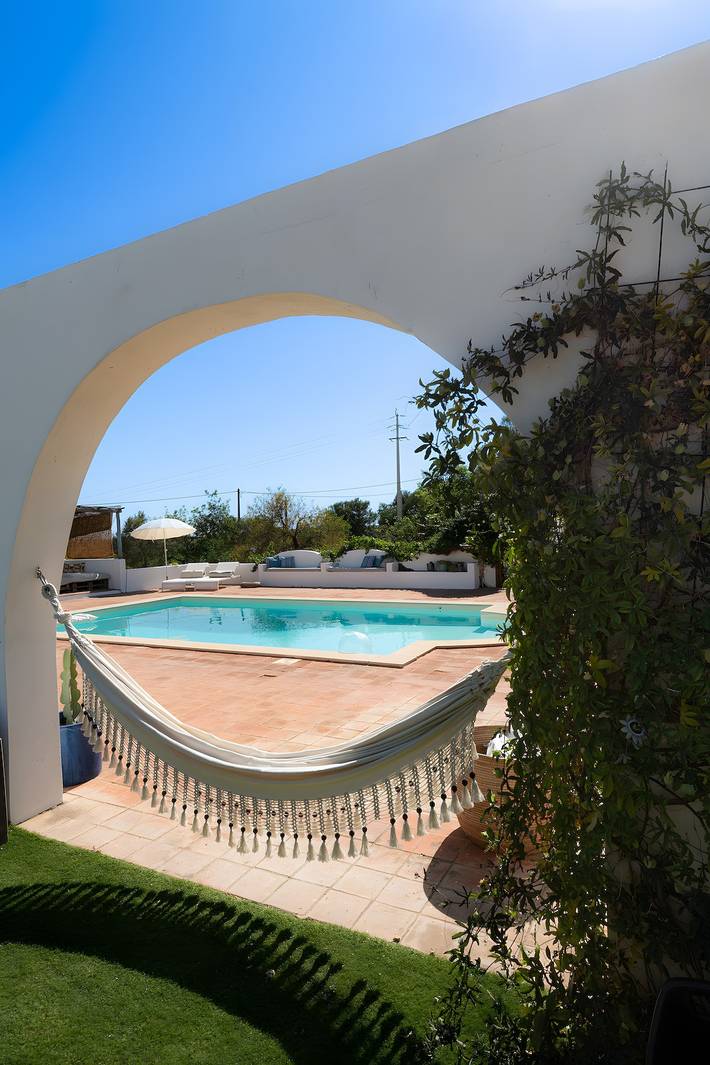 Casa de Férias 'Modern Farmhouse with Pool' com Vista para a Montanha, Wi-Fi e Ar Condicionado in Santo Estévão, Ria Formosa
