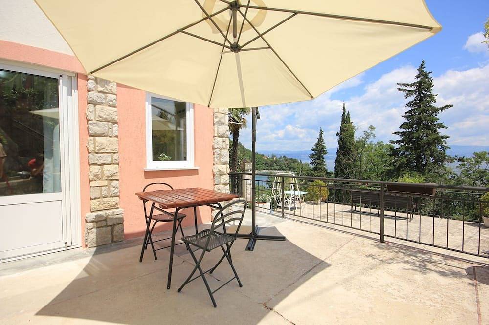 Ganze Wohnung, 1-Zimmer-Ferienwohnung mit Terrasse und Meerblick Medveja, Opatija (A-2305-c) in Medveja, Opatija Riviera