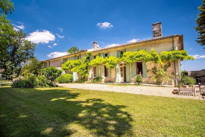Location de vacances pour 12 personnes, avec Terrasse ainsi que Jardin et Piscine à Lussac