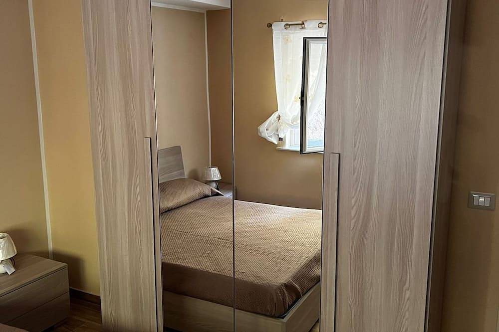 Entire apartment, Holiday Apartment \"Damilhouse 4\" with Balcony & Wi-Fi in Messina, Messina Province