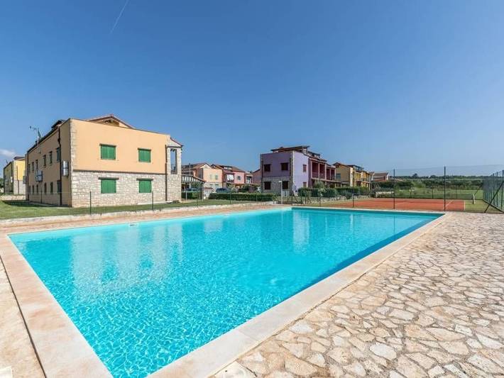 Ferienwohnung für 4 Personen, mit Balkon und Garten sowie Pool in Nova Vas