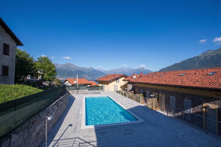 Ferienwohnung für 4 Personen, mit Pool und Seeblick sowie Terrasse, kinderfreundlich