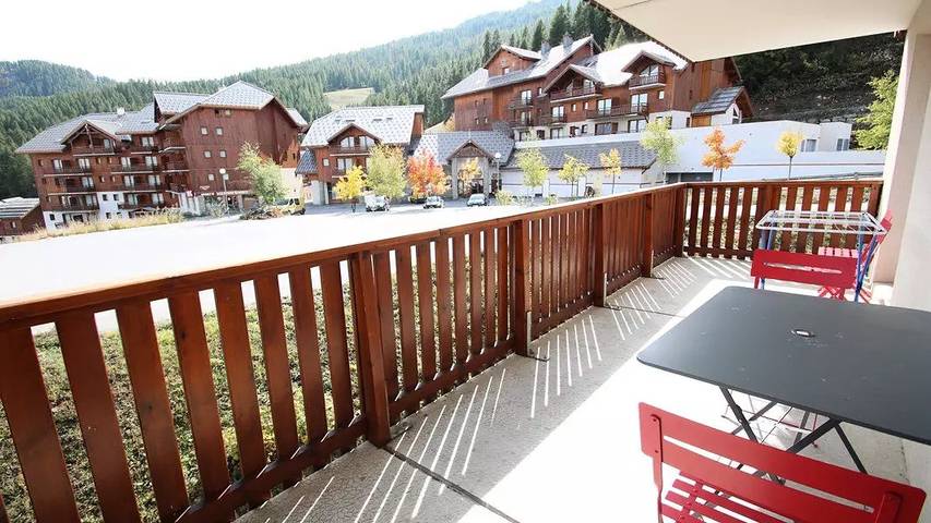 Chalet pour 6 personnes, avec balcon ainsi que vue et piscine à Puy-Saint-Vincent
