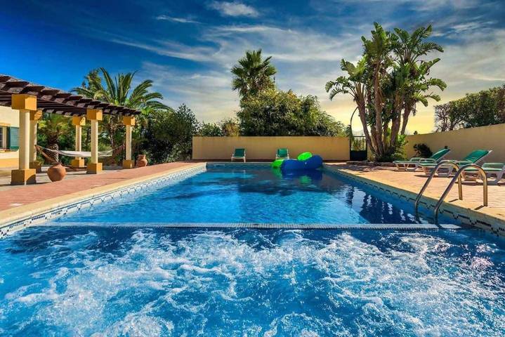 Aluguel de quarto para 3 pessoas, com terraço e piscina e ainda jardim em Lagoa