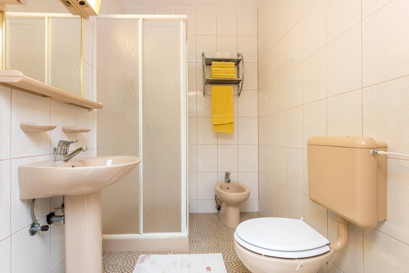 Geräumiges Apartment mit Meerblick in Malinska mit Wlan, Klimaanlage und Parkplatz in Milcetici, Krk