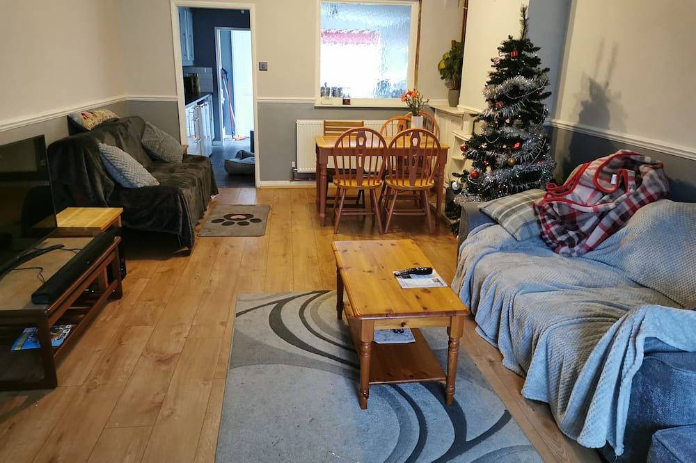 West Stret Retreat.\n\ncozy 2 bedroom house near shops and train station.  in Dover, Kent