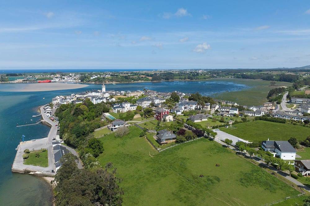 Entire apartment, Apartment with private garden and sea views on the coast of Asturias in Castropol, Costa Verde (Spain)