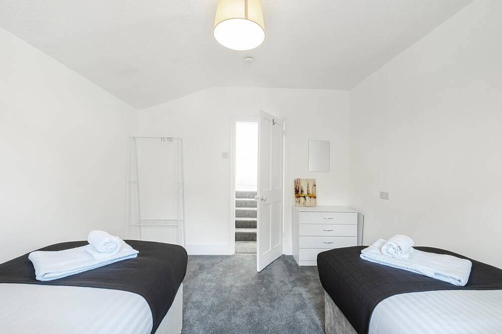 Heathrow Living Stanwell Serviced House 5 bedrooms in Spelthorne, Colne Valley Park
