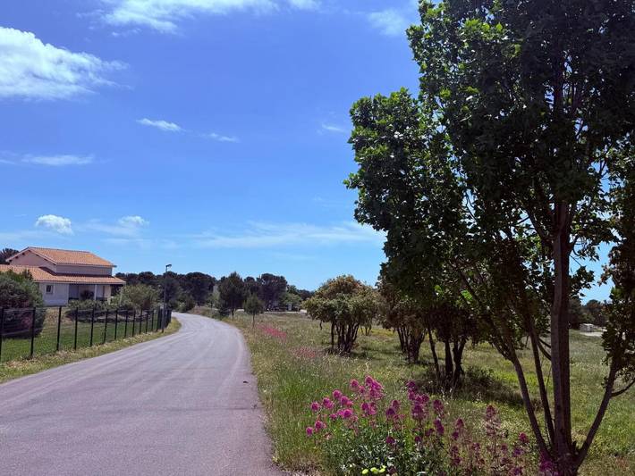 Location de vacances pour 4 personnes, avec vue et bassin pour enfant ainsi que piscine et jardin à Signes - 3