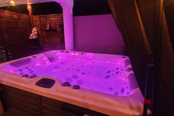 Holiday apartment for 2 people, with terrace and garden as well as hot tub and pool - 1