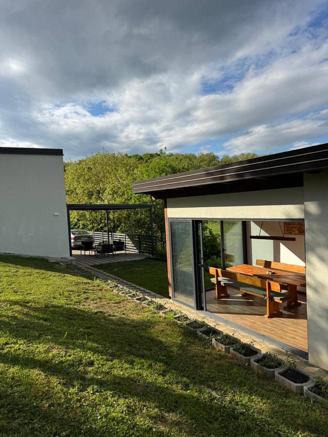 Ferienhaus für 4 Personen, mit Whirlpool und Terrasse sowie Garten und Ausblick