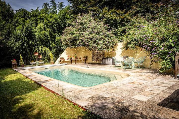 Ferienwohnung für 3 Personen, mit Garten und Pool sowie Terrasse