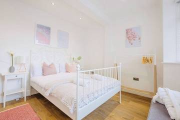 Chalet for 12 People in Hordle, New Forest National Park, Photo 3