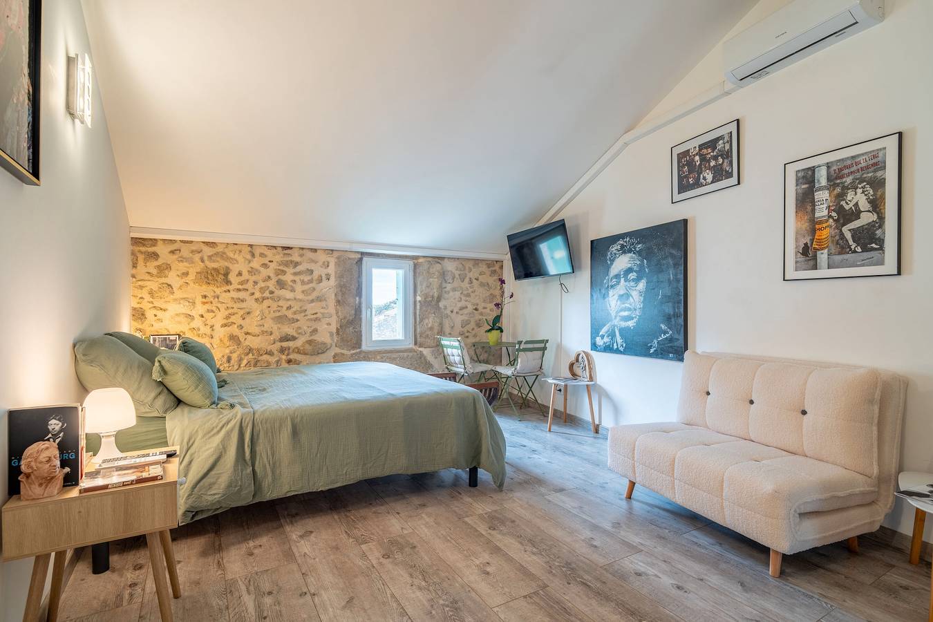 Serge et Jane, Kinky Room avec Spa in Lespignan, Côte d'Améthyste