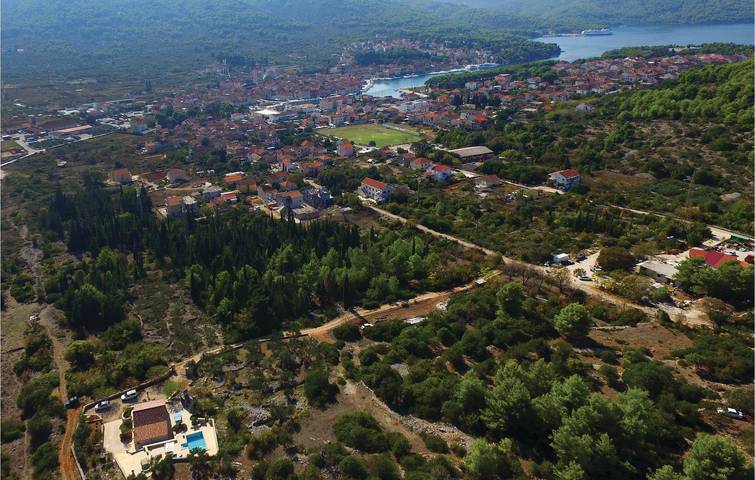 Moderno apartamento de 2 dormitorios con piscina, wifi y a 1,5 km de la playa in Stari Grad, Hvar (isla)