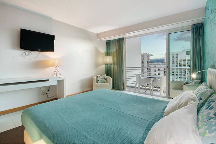Entire apartment, Apartment 'Dfm Happy Days D - Funchal' with Balcony, Wi-Fi and Air Conditioning in São Martinho, Madeira