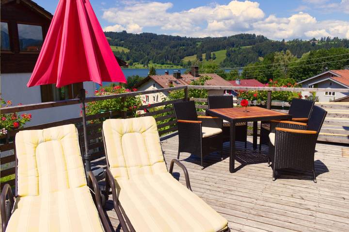 Ferienwohnung für 4 Personen, mit Balkon und Terrasse sowie Seeblick in Bühl am Alpsee