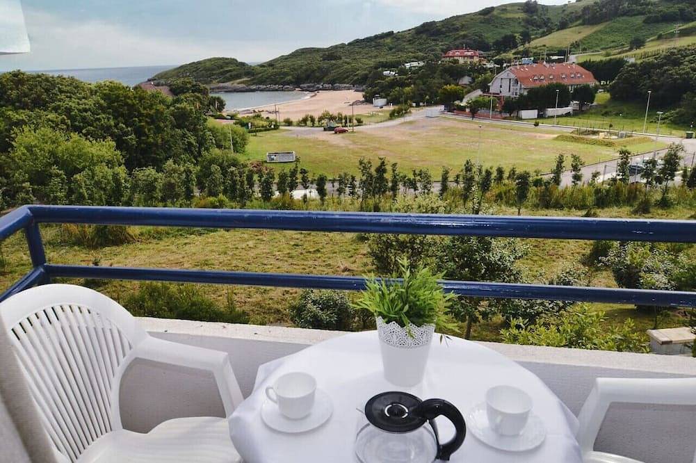 Ganze Wohnung, Apartamento en la playa con vistas - La Arena 4609 in Arnuero, Kantabrische Küste