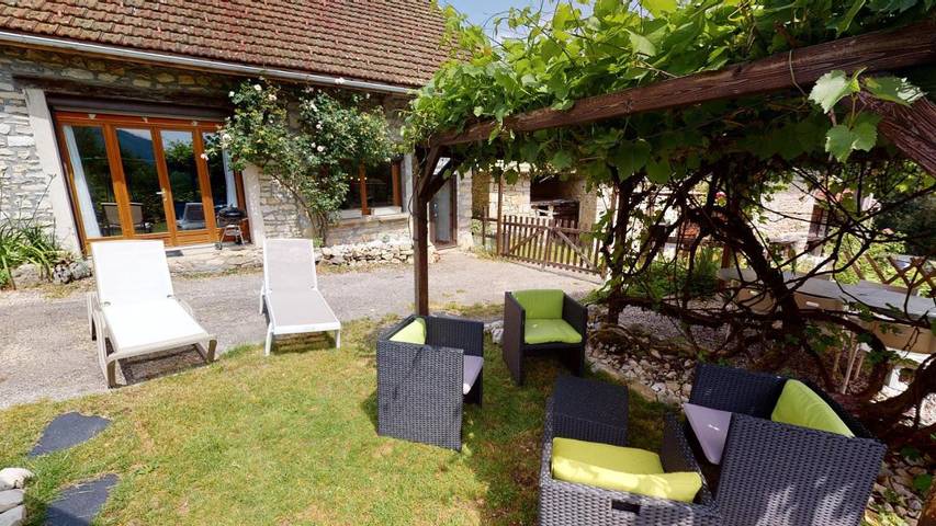 Location de vacances pour 4 personnes, avec Terrasse et Jacuzzi ainsi que Jardin et Vue dans Ordonnaz