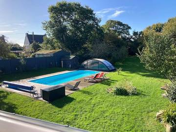 Gîte pour 6 personnes, avec piscine ainsi que jardin et vue, adapté aux familles à Lanmeur