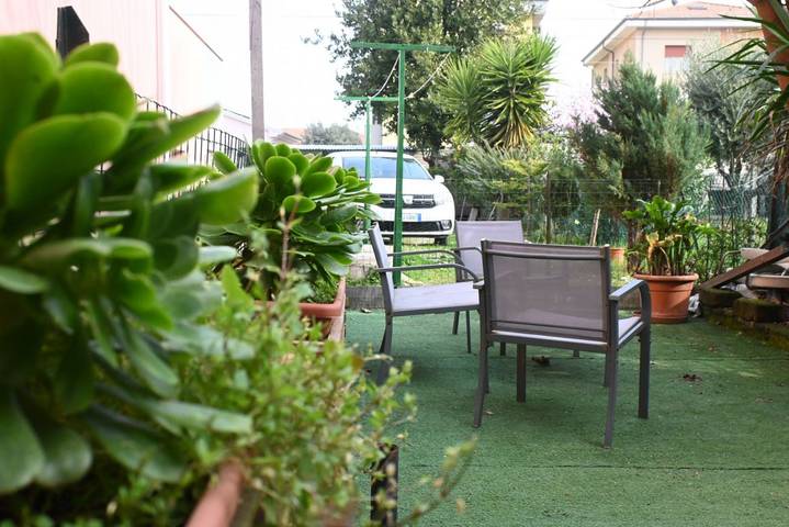 Appartement entier, Appartement de vacances pour 5 personnes avec jardin in Bagni 2 Nalu Bay, Senigallia (Commune)