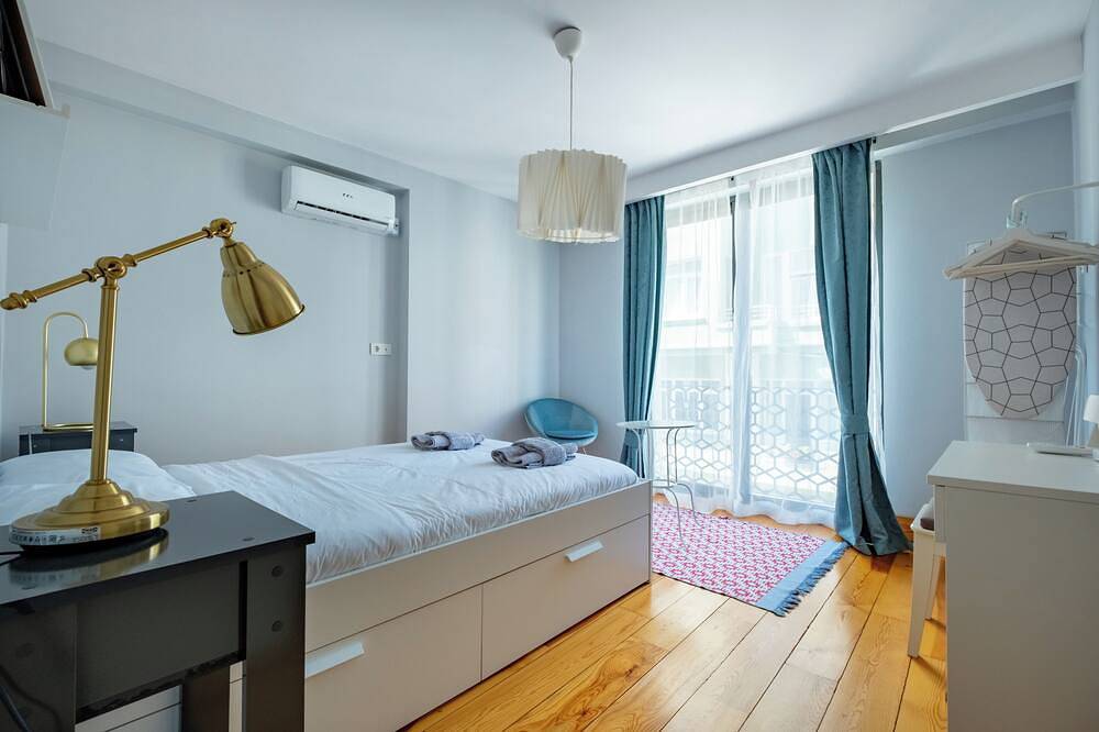 Ganze Wohnung, Central Elevator Building - 2 Apartments Combined - 5 Bathrooms - Prime Location in Beyoğlu, Kuloğlu Mahallesi