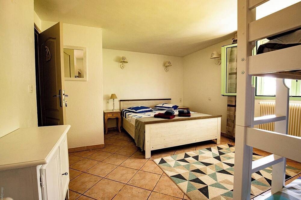 Appartement entier, Entre mer et montagne ,animaux acceptés, randonnées, balades depuis  la maison in Revest-les-Roches, Côte méditerranéenne (France)