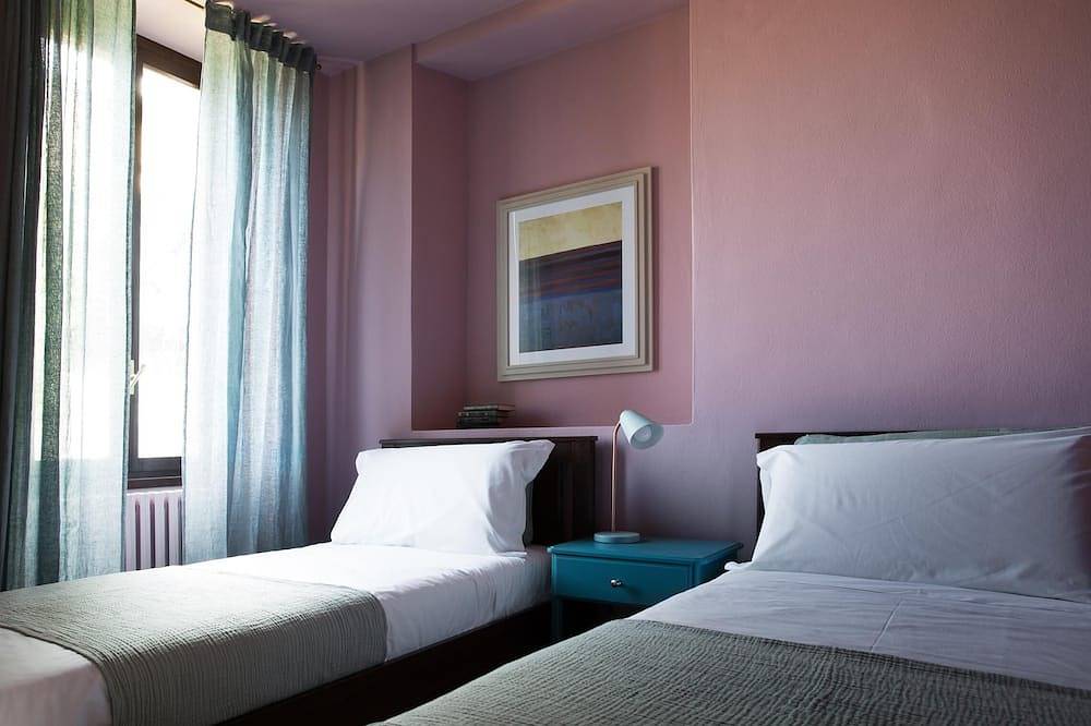 Hel lejlighed, Suite \"Barbo\" at 2 steps from the lake - Resort with lounge bar, swimming pool and beach in Riva (Faggeto Lario), Faggeto Lario