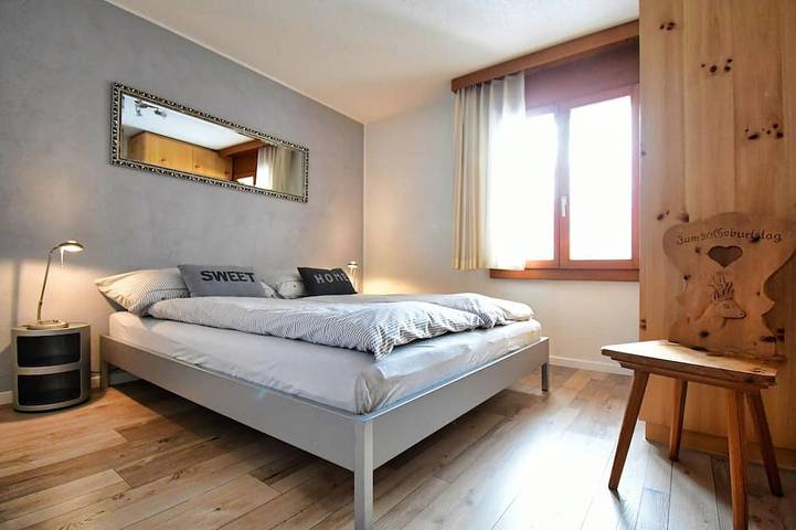 Ganze Wohnung, 3.5 Zimmer Ferienwohnung direkt am Laaxersee in Laax Dorf, Laax