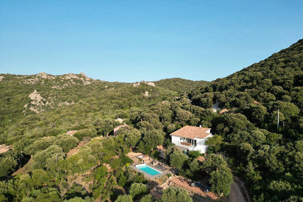 Location D'une Villa Climatisée Avec Piscine et Terrain de Pétanque à Figari in Figari, Arrondissement de Sartène