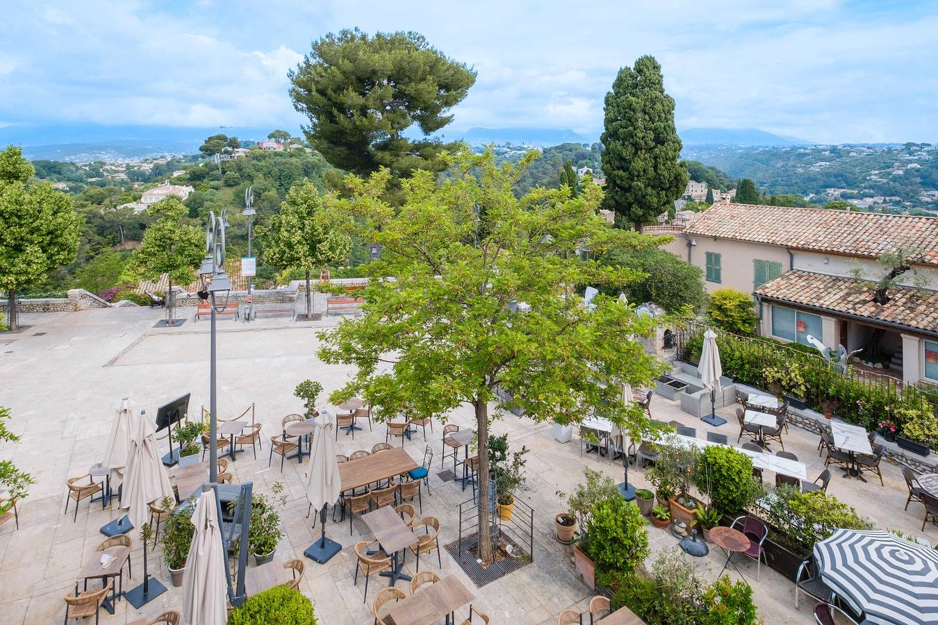 Chambre d'hôtes 'Coquelicot - Le Grimaldi' avec vue sur la montagne, Wi-Fi et climatisation in Cagnes-sur-Mer, Région de Cannes