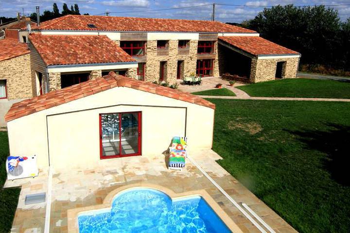 Gîte pour 22 personnes, avec piscine ainsi que terrasse et jardin à Gesté