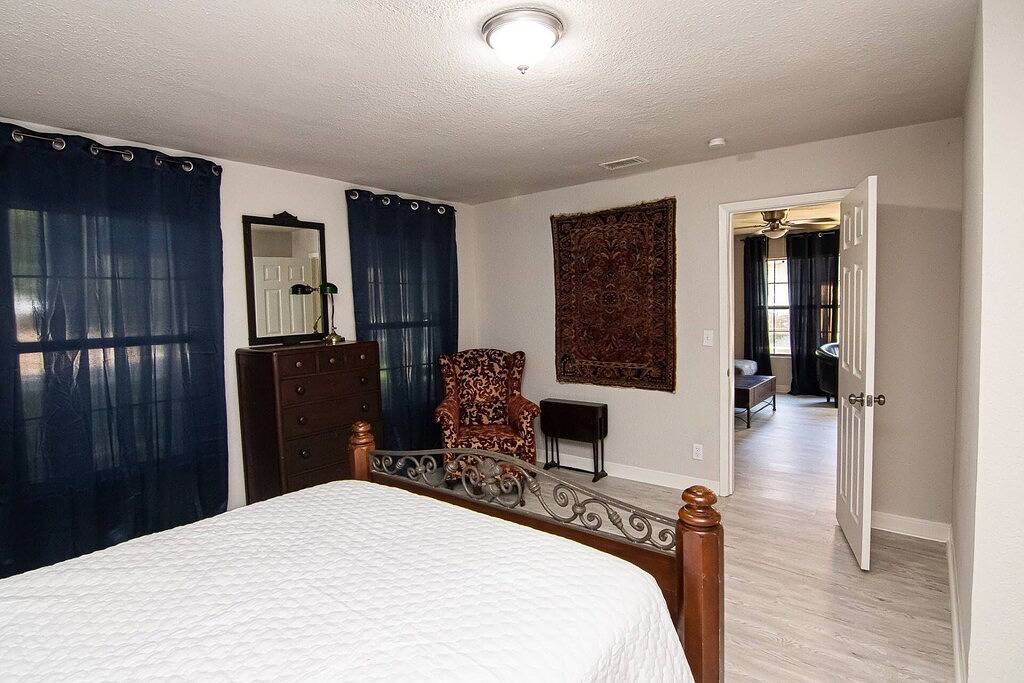 The Pecan House | Prime Location near At&T Stadium, Rangers, Six Flags | Family & Pet Friendly in Arlington, Tarrant County