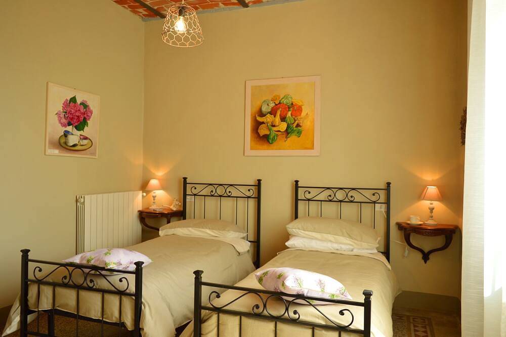 Room with bathroom in ancient farmhouse in Monferrato in Castelnuovo Belbo, Provincie Asti