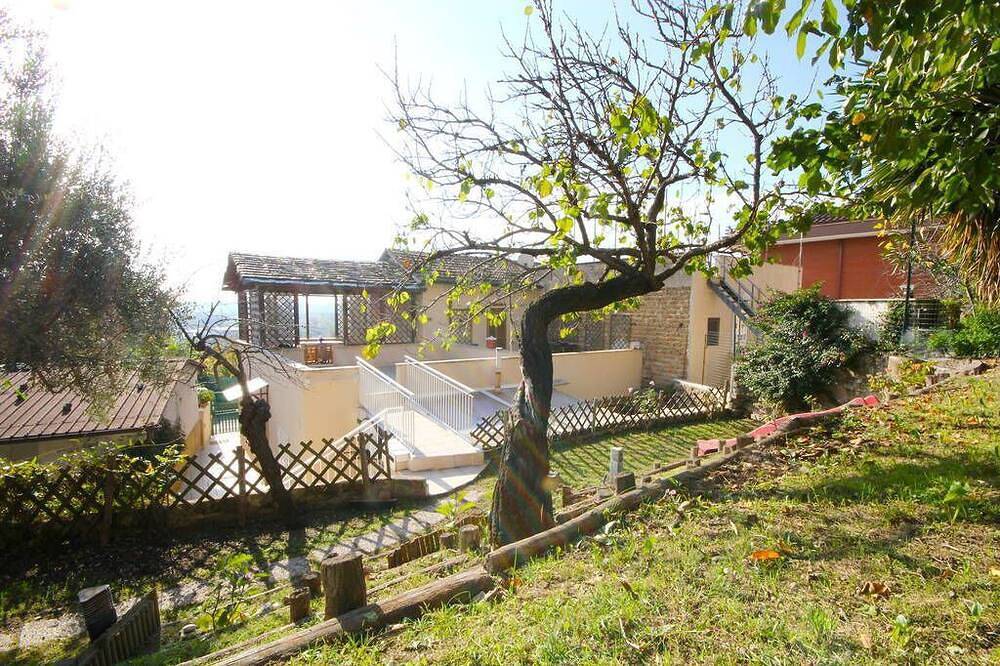 Casa generosa con jardín. in Roma, Provincia de Roma