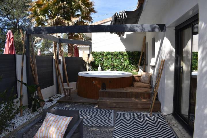 Maison de vacances pour 4 personnes, avec jardin ainsi que piscine et jacuzzi