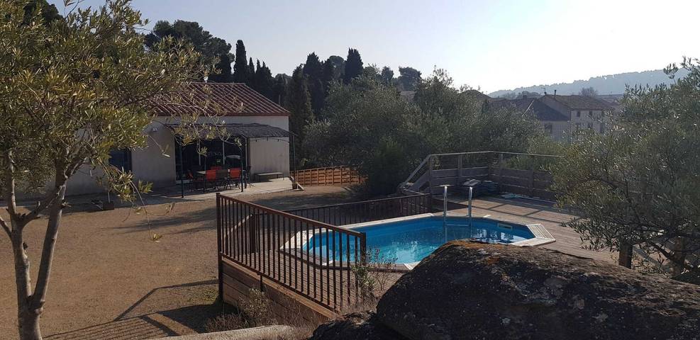 Gîte pour 6 personnes, avec terrasse et piscine