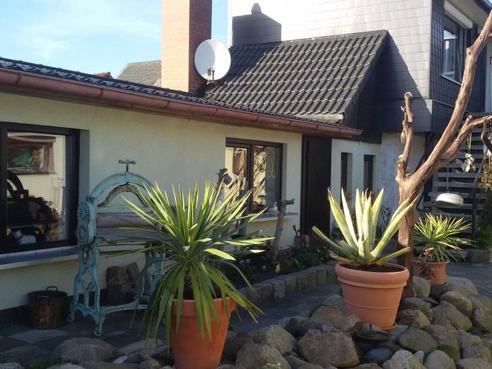 Ferienwohnung für 2 Personen, mit Terrasse und Garten, kinderfreundlich in Rostock