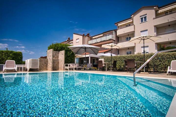 Ferienhaus für 3 Personen, mit Balkon und Whirlpool sowie Terrasse und Garten