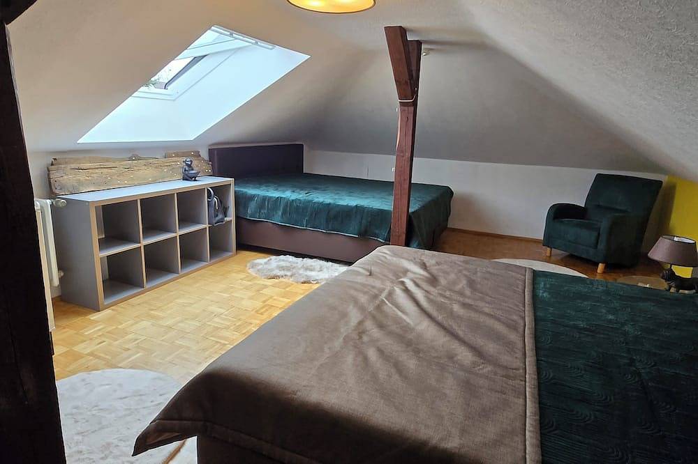 Ganze Wohnung, Gemütliche moderne Dachgeschoss Wohnung nahe Phantasialand, Köln & Erftstadt in Nörvenich, Kreis Düren