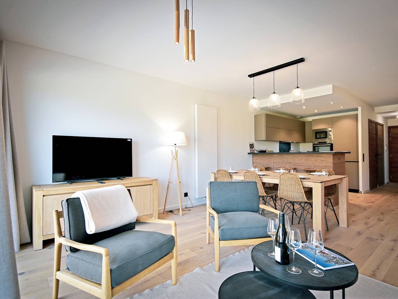 Entire apartment, Spacious apartment with terrace 2 min from slopes, covered parking and concierge service in Méribel-Mottaret, Les Allues