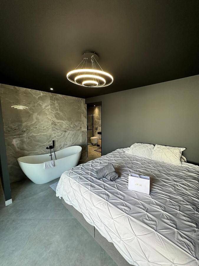 Location de vacances pour 8 personnes, avec terrasse et jardin ainsi que vue et piscine à Saint-Hilaire-de-Brethmas - 2