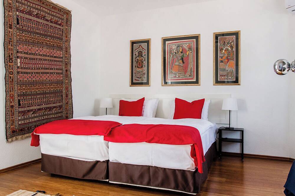 Entire apartment, Cecile's Cosy, downtown aptmnt on gastro street 3 minutes to the Central Market in Budapest, Central Hungary