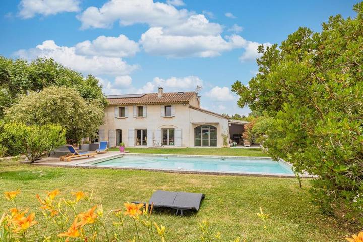 Villa voor 13 personen, with Terras and Tuin as well as Zwembad and Uitzicht in Eyragues