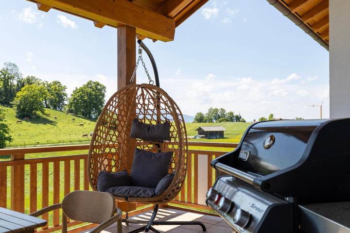 Ferienhaus für 8 Personen, mit Balkon und Terrasse sowie Seeblick und Ausblick