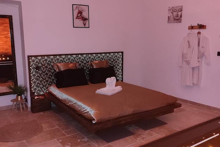 Appartement entier, Suite Hammam & balnéo, climatisée et extérieur privatif in Roquevaire, Côte méditerranéenne (France)