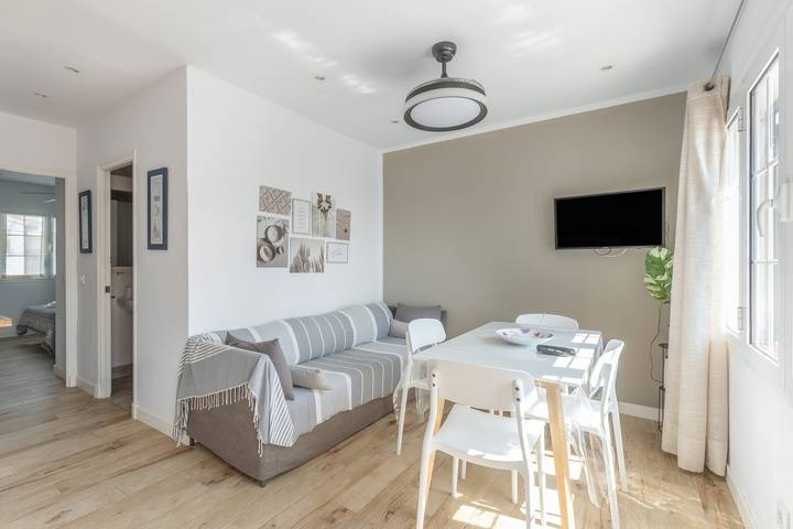 Casa Vacacional 'Giuliana' con Piscina Compartida, Wi-Fi y Aire Acondicionado in Son Bou, Municipio de Alaior