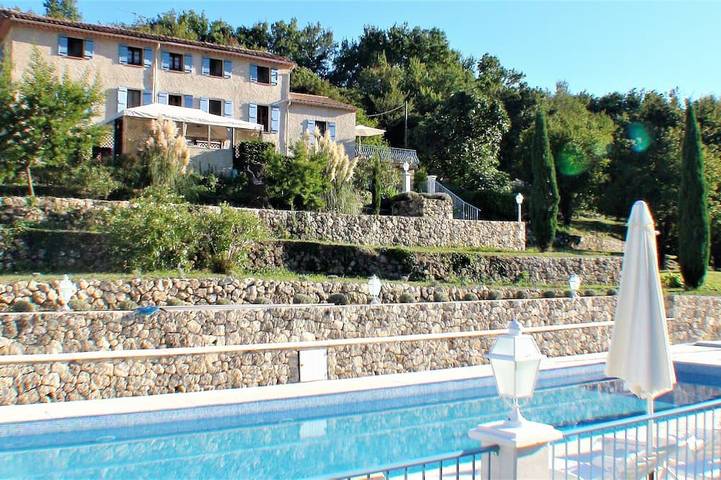 Villa pour 16 personnes, avec Balcon et Jacuzzi ainsi que Terrasse et Jardin à Grasse