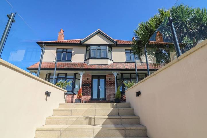 Holiday home for 7 people, with garden and hot tub, with pets in Woolacombe