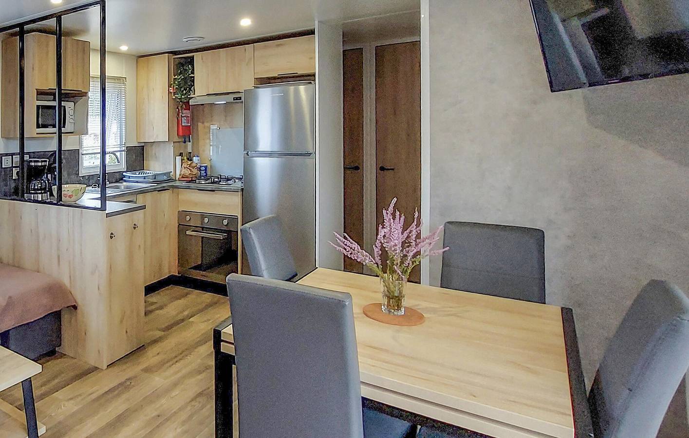 Acogedora casa móvil con WiFi y aparcamiento, a 300 m de Dune Seule Bouchée in Saint-Julien-en-Born, Côte d’Argent